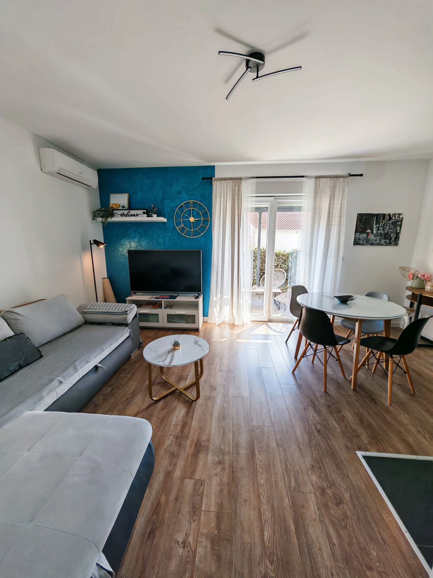 Dnevni boravak apartmana Marlena s plavim akcentnim zidom