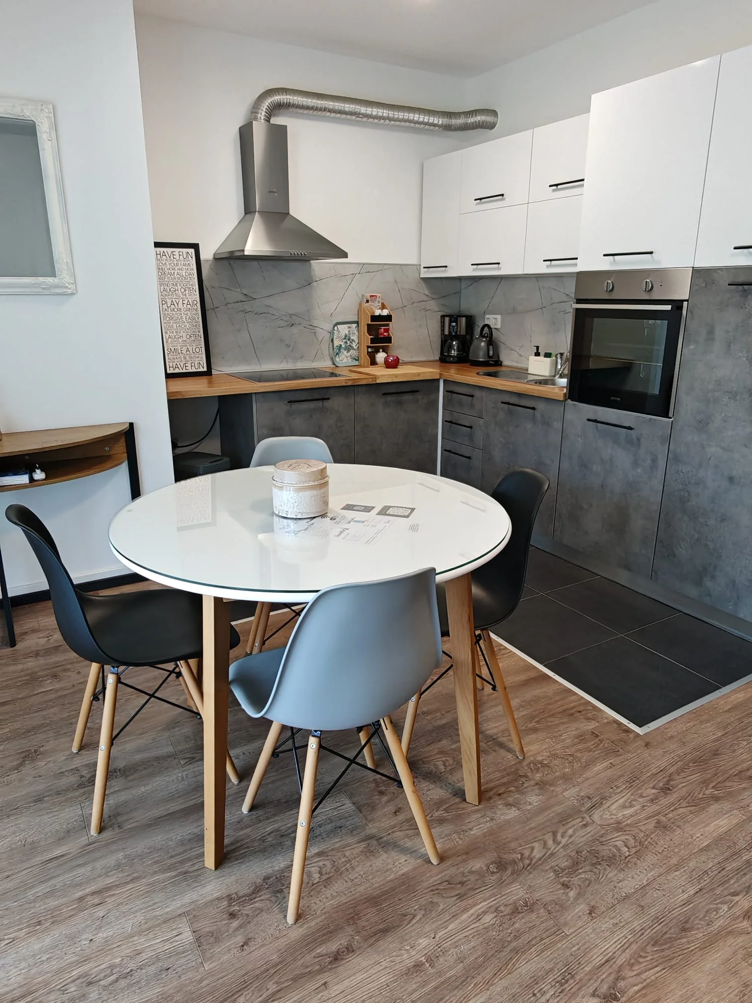 Moderna kuhinja apartmana Marlena s okruglim blagovaonskim stolom