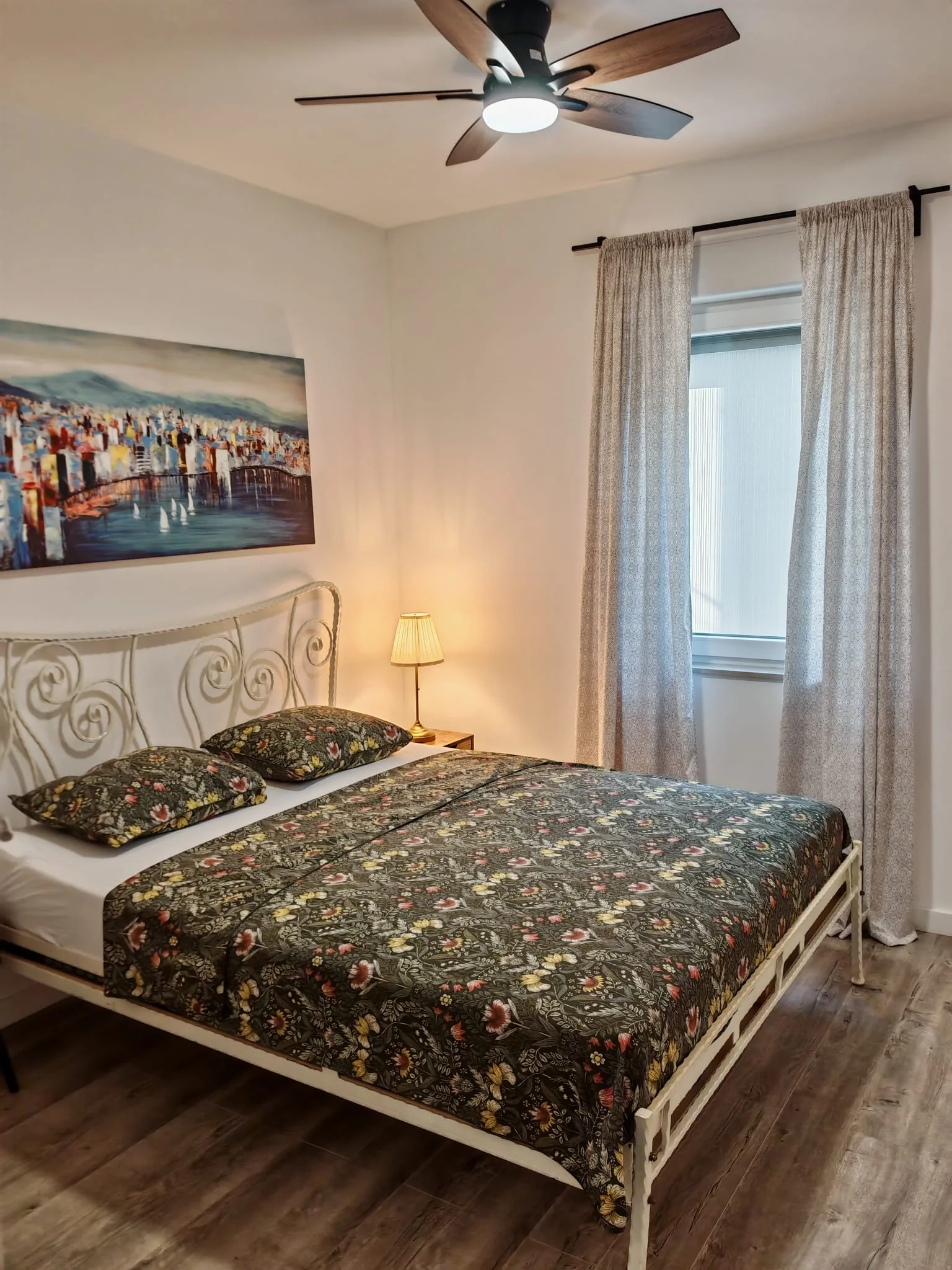 Spavaća soba apartmana Marlena s dekorativnim uzglavljem