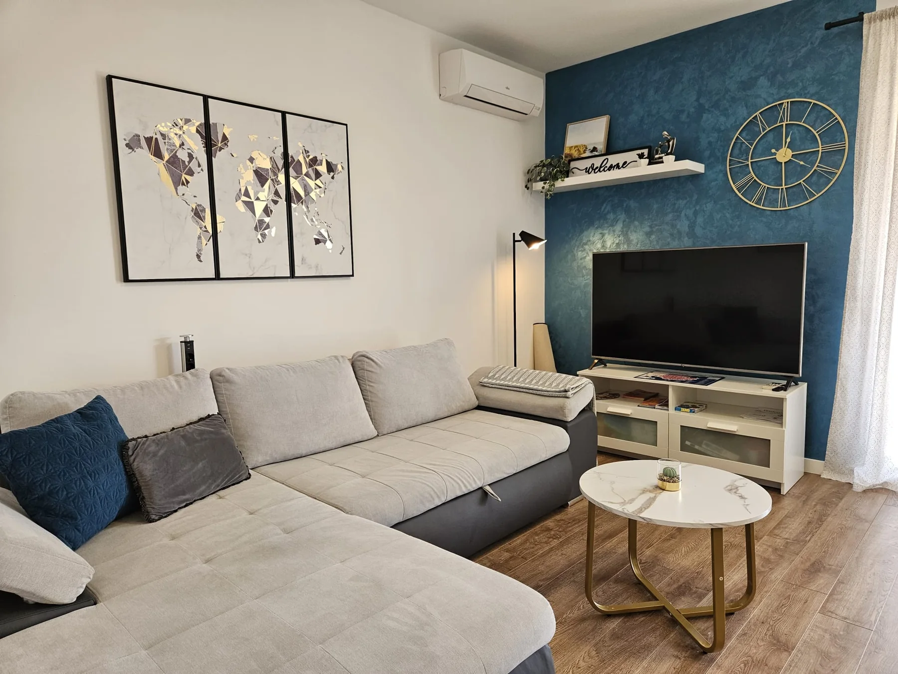 Kutna garnitura i TV u apartmanu Marlena