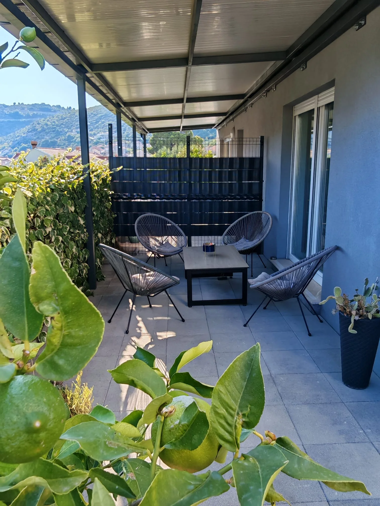 Terasa apartmana Marlena s vrtnim stolicama