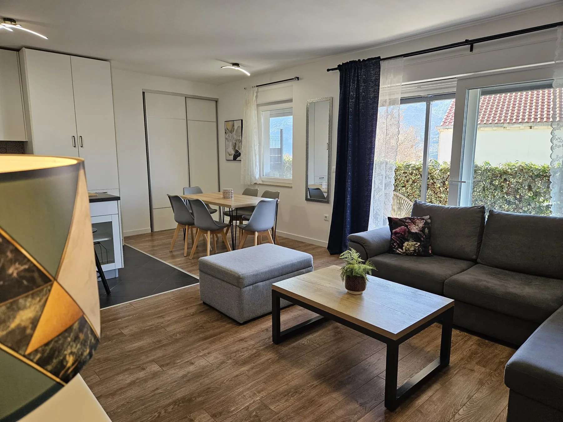 Dnevni boravak apartmana Rita s kutnom garniturom i blagovaonicom