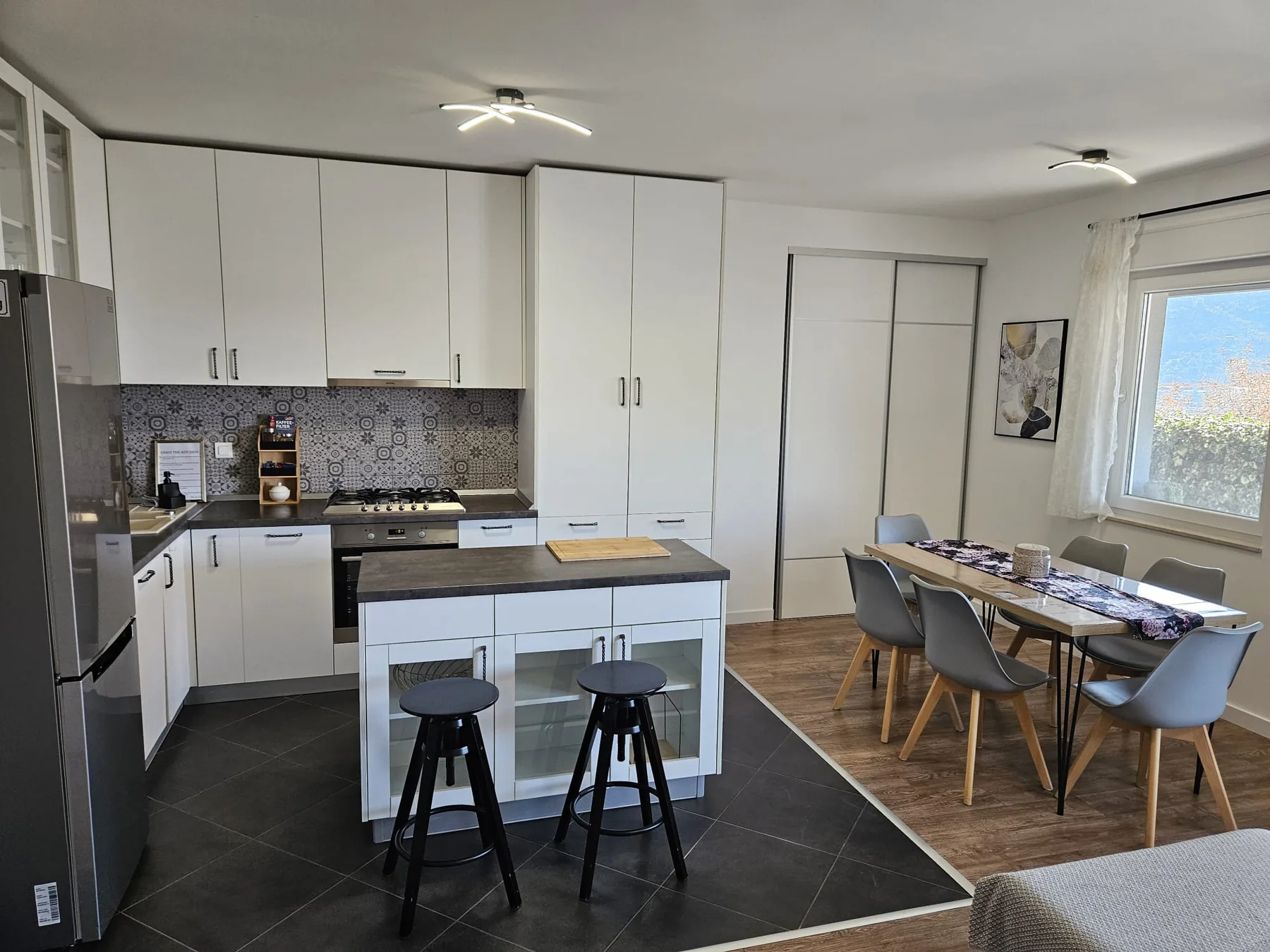Bijela kuhinja apartmana Rita s kuhinjskim otokom